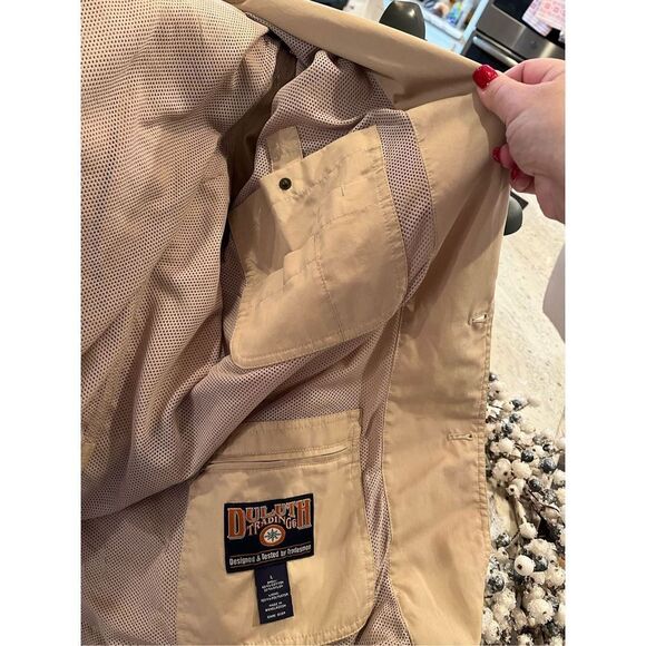 Duluth Trading Tan Safari Utility Mesh Lined Travel Jacket Vintage sz L EUC - Picture 10 of 10